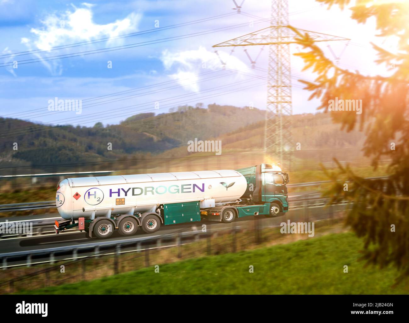 LKW mit Wasserstofftank, der auf einer Autobahn durch eine natürliche Landschaft fährt. Sonnenuntergang, die Sonne scheint tief. Die Konstruktion des Staplers ist wirtschaftlich rentabel. Stockfoto