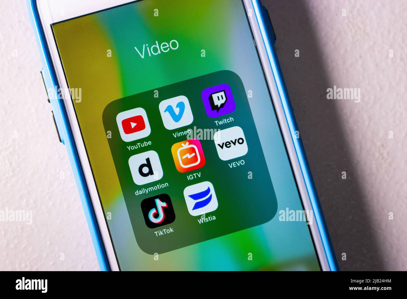 YouTube und Konkurrenten oder Alternativen (Vimeo, Twitch, Dailymotion, IGTV, Vevo, TikTok und Wistia) auf einem iPhone. Video-Streaming-Konzept Stockfoto