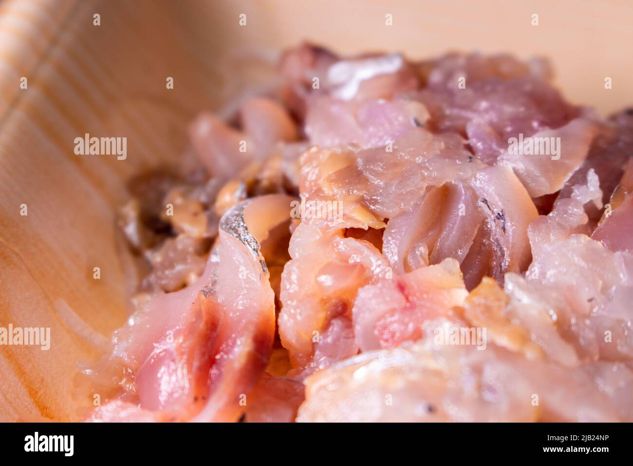 Ein Nahaufnahme nehmen japanische Hackpferd Makrele (Aji no Tataki, fein gehackter Pferdemakrele Sashimi) in einem Plastiklebensmittelbehälter mit. Stockfoto