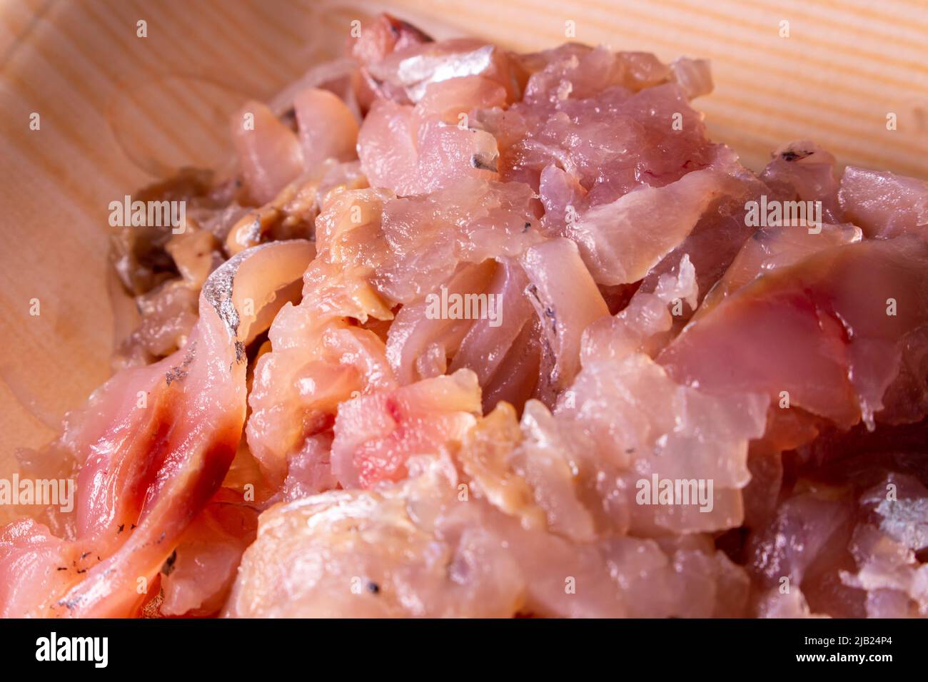 Ein Nahaufnahme nehmen japanische Hackpferd Makrele (Aji no Tataki, fein gehackter Pferdemakrele Sashimi) in einem Plastiklebensmittelbehälter mit. Stockfoto