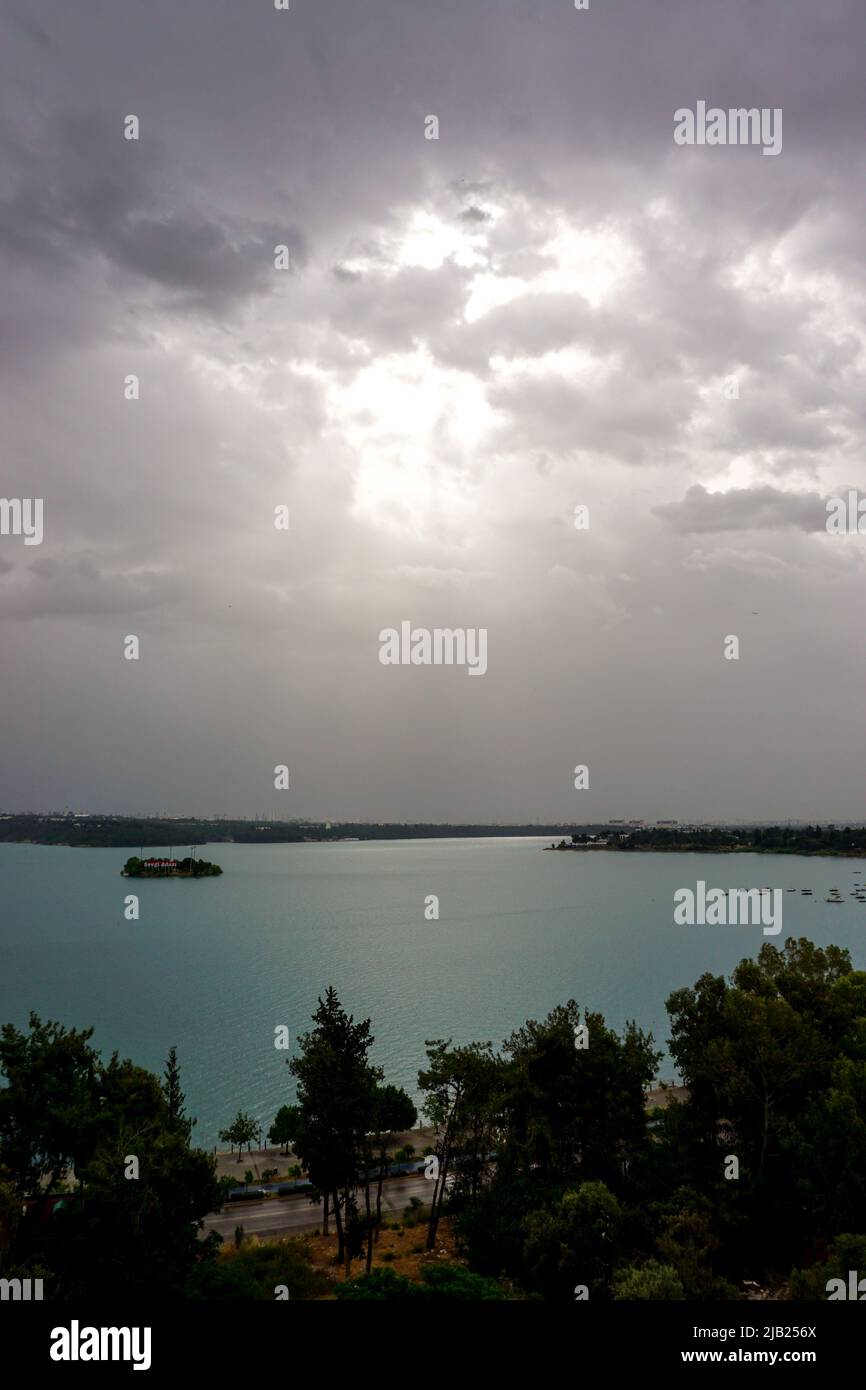 Seyhan River in Adana am Morgen an einem bewölkten Tag Stockfoto