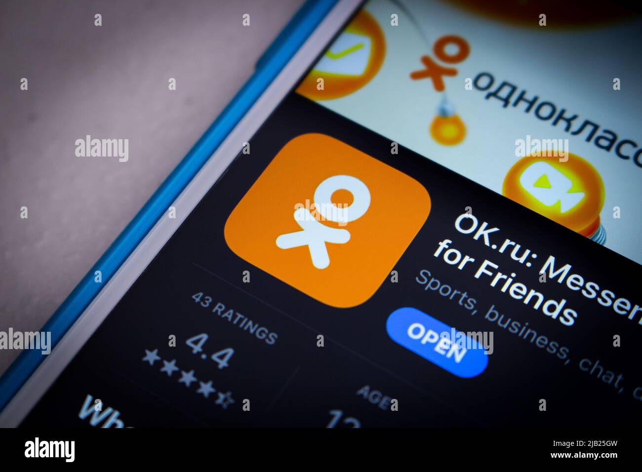 Odnoklassniki App, ein SNS, das hauptsächlich in Russland verwendet wird, im App Store auf einem iPhone in dunkler Stimmung. Odnoklassniki ist die 2. populärsten SNS in Russland hinter dem ZK Stockfoto