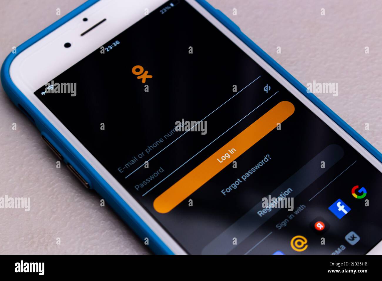 Der Eröffnungsbildschirm der Odnoklassniki App, ein SNS, das hauptsächlich in Russland verwendet wird, auf einem iPhone. Es ist die 2. populärsten SNS in Russland hinter VK Stockfoto