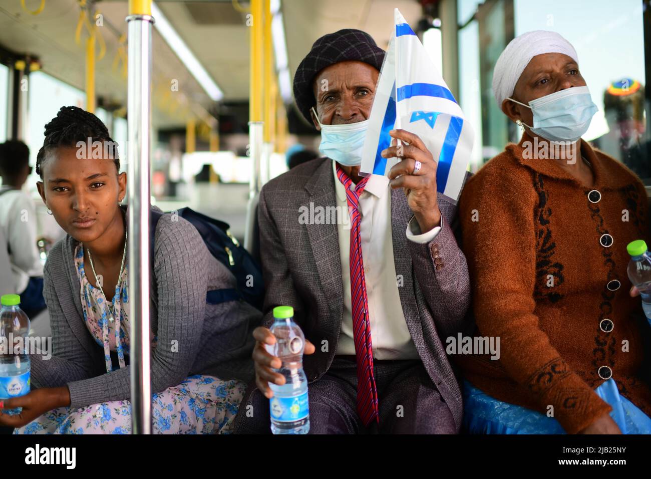 (220602) -- TEL AVIV, 2. Juni 2022 (Xinhua) -- Äthiopisch-jüdische Einwanderer kommen am 1. Juni 2022 am Ben Gurion International Airport in der Nähe der zentralen israelischen Stadt Tel Aviv an. (Tomer Neuberg/JINI über Xinhua) Stockfoto