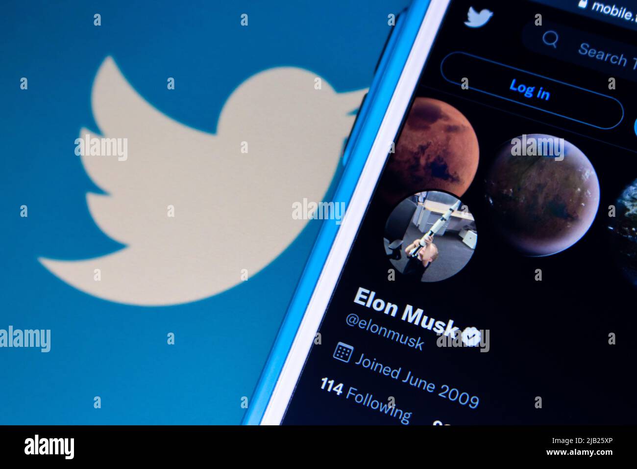 Elon Musk twitter-Account auf einem iPhone auf Twitter-Logo bg. Im April 2022 kündigte Twitter an, dass Musk dem Vorstand von Twitter beitreten würde Stockfoto