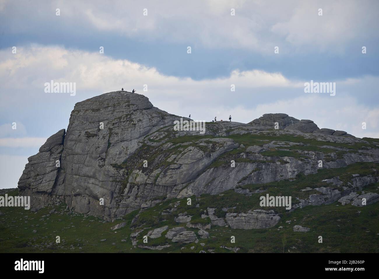 Dartmoor, Devon. VEREINIGTES KÖNIGREICH. 01.. Juni 2022. Eine Familie von Urlaubern erklimmt Haktor Rocks im Dartmoor National Park Credit: Will Tudor/Alamy Live News Stockfoto