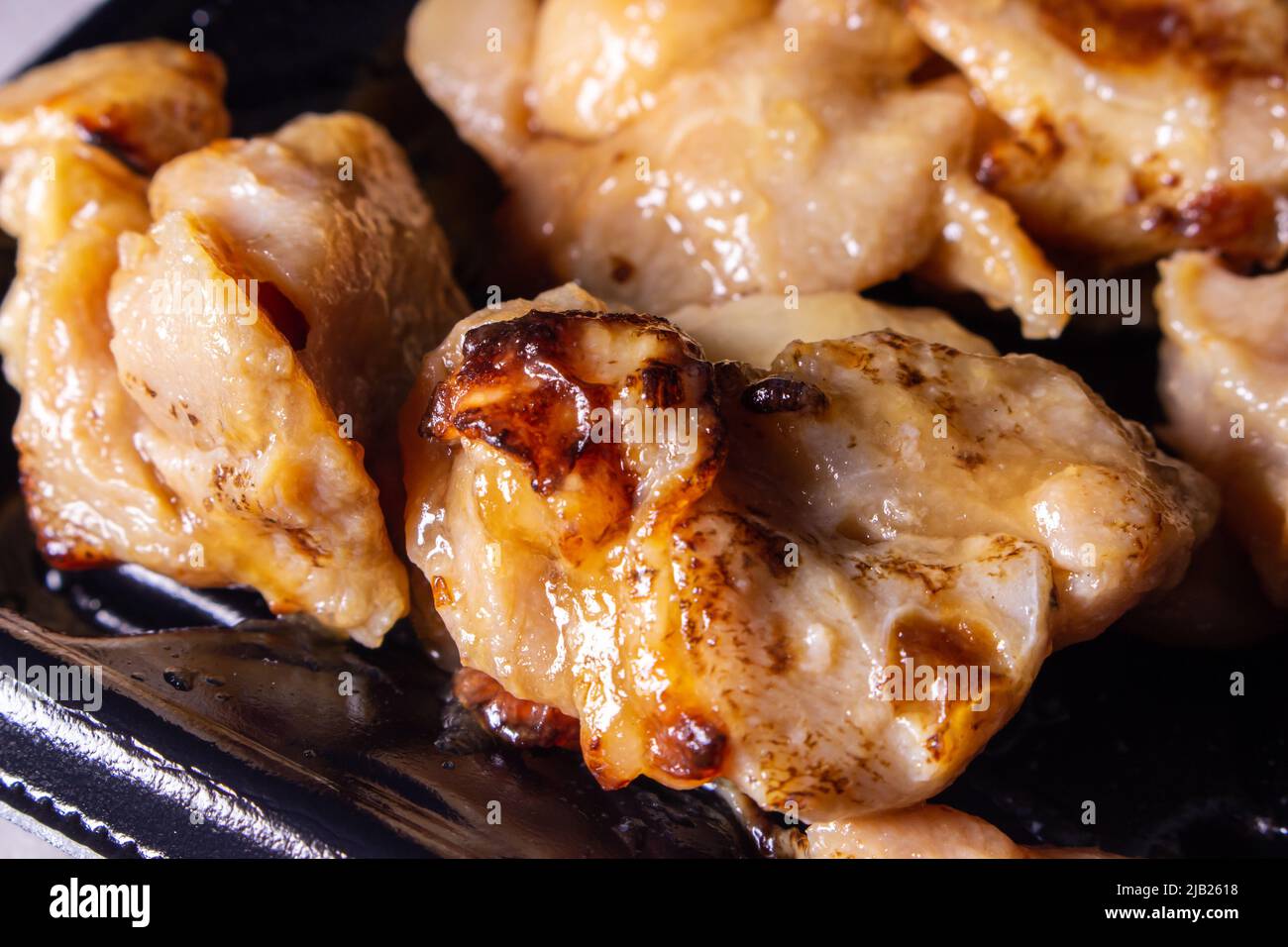 Ein japanisches Teriyaki-Huhn zum Mitnehmen in einem Behälter. Teriyaki ... Ein japanisches Teriyaki-Huhn zum Mitnehmen in einem Behälter. Teriyaki ...