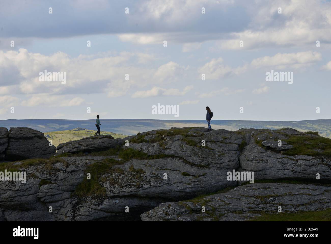 Dartmoor, Devon. VEREINIGTES KÖNIGREICH. 01.. Juni 2022. Urlauber erklimmen das Saddle Tor, um die Aussicht auf den Dartmoor National Park zu genießen Credit: Will Tudor/Alamy Live News Stockfoto