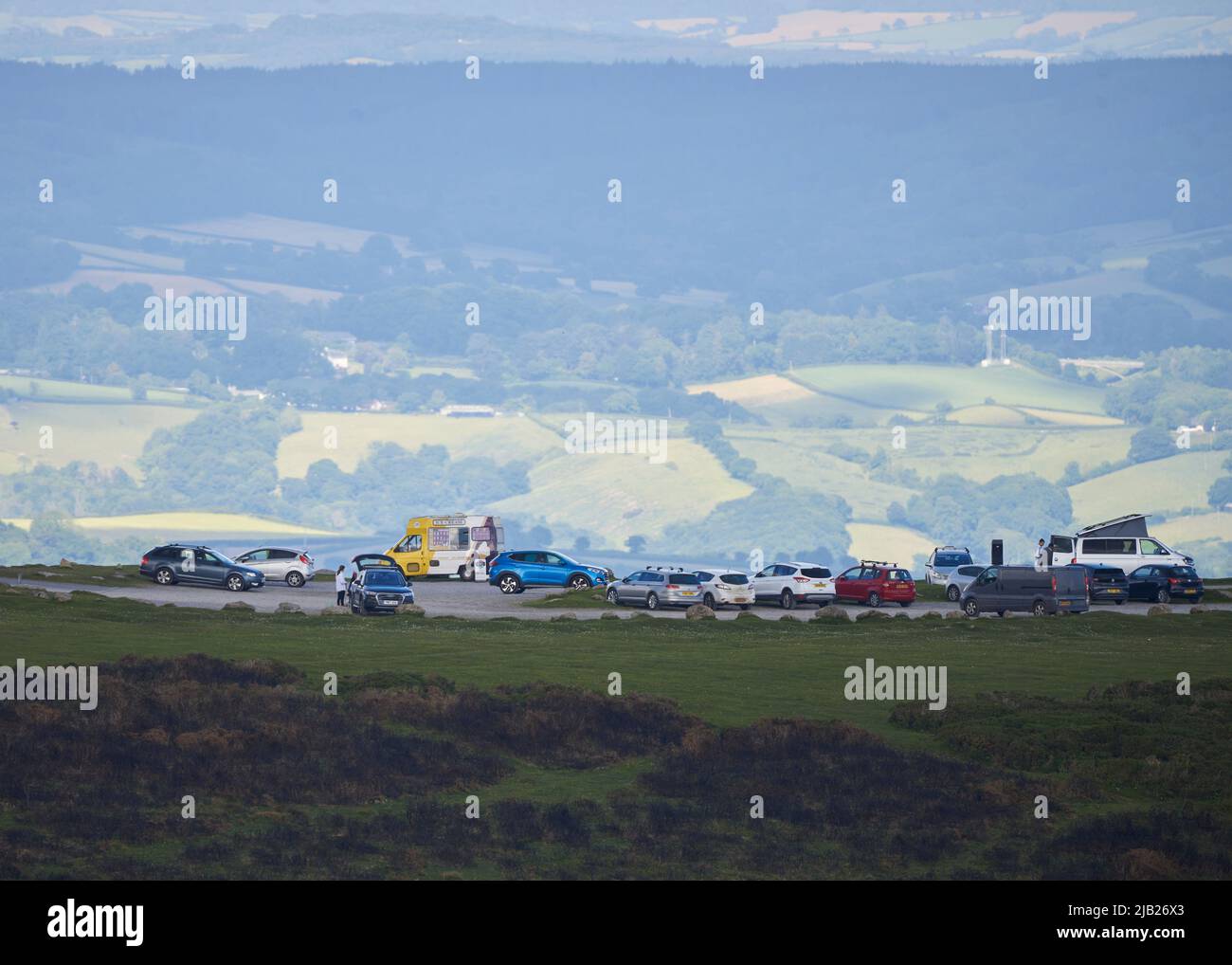 Dartmoor, Devon. VEREINIGTES KÖNIGREICH. 01.. Juni 2022. Der Parkplatz im Haytor Vale, Dartmoor National Park ist am späten Abend noch recht voll Credit: Will Tudor/Alamy Live News Stockfoto