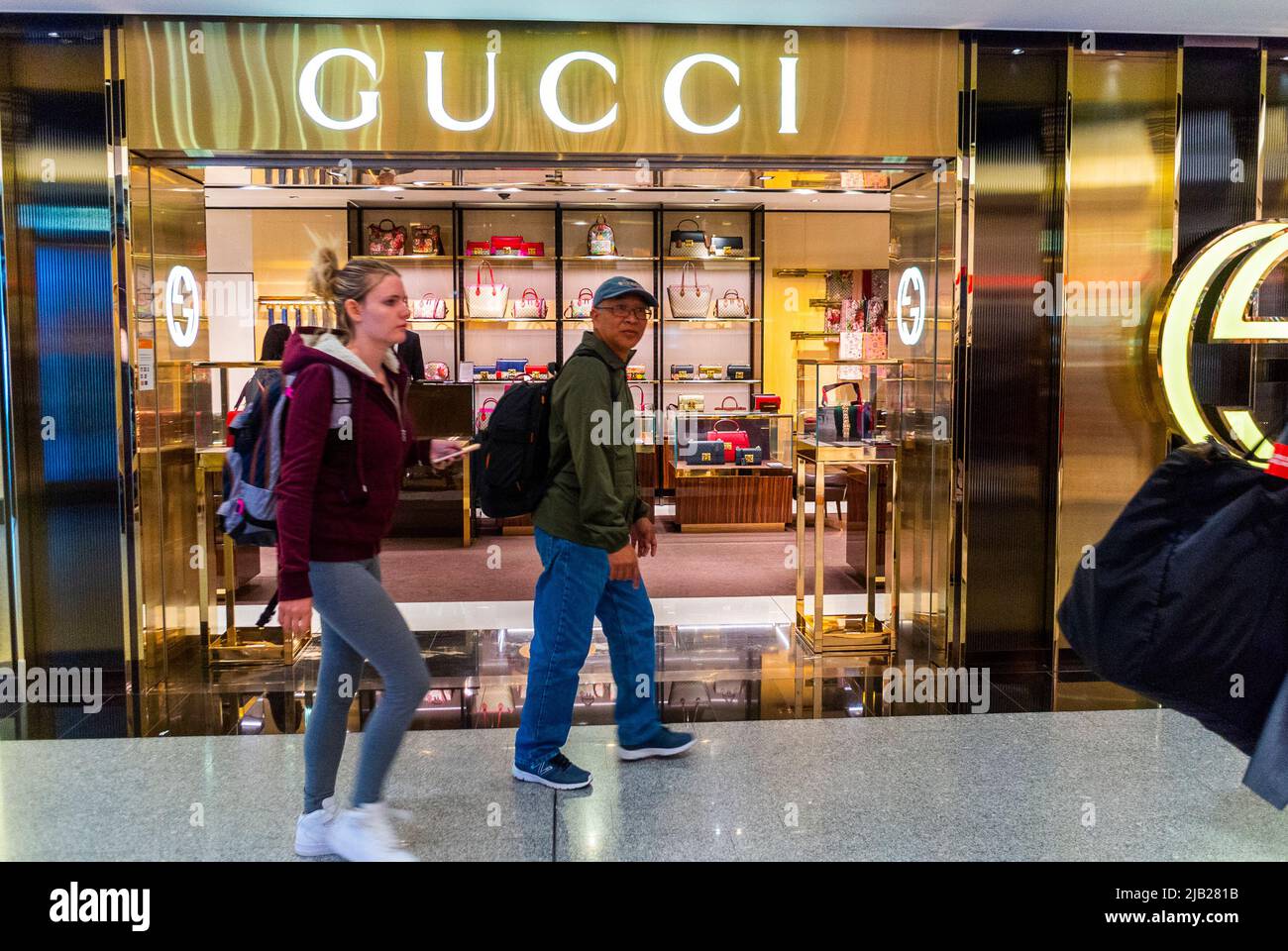 Paris, Frankreich, Touristen gehen hinein, Ladenfront, Gucci Store, Roissy Charles de Gaulle Flughafen, pariser Ladenfront, Flughafenflur france Hall, Duty-free paris Stockfoto