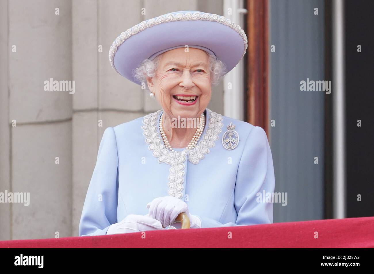 Königin Elizabeth II. Sieht während der Trooping the Color Zeremonie auf der Horse Guards Parade im Zentrum von London vom Balkon aus zu, wie die Queen am ersten Tag des Platin-Jubiläums ihren offiziellen Geburtstag feiert. Bilddatum: Donnerstag, 2. Juni 2022. Stockfoto