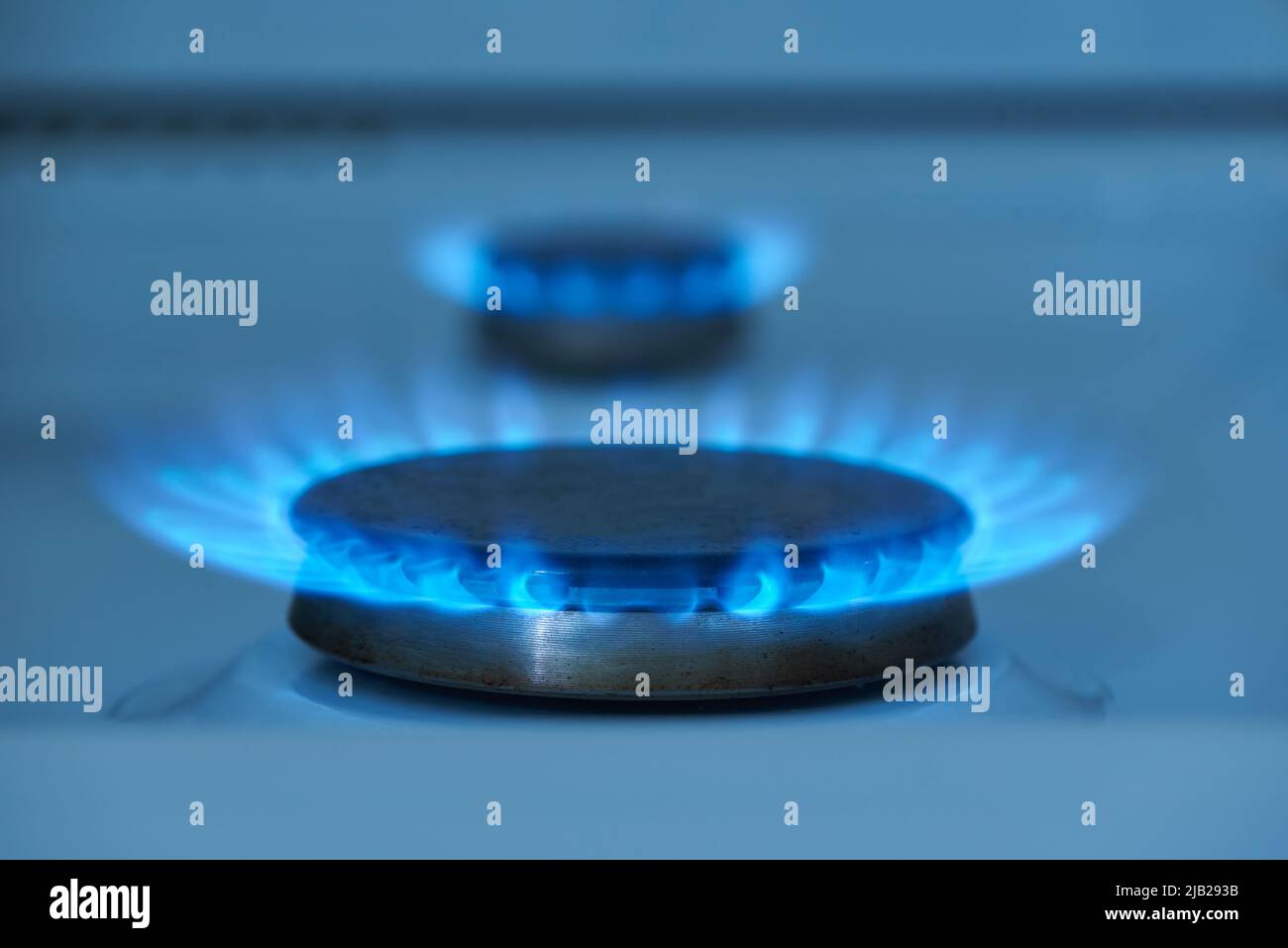 Gas brennt in der Nahaufnahme eines Gasofens Stockfoto