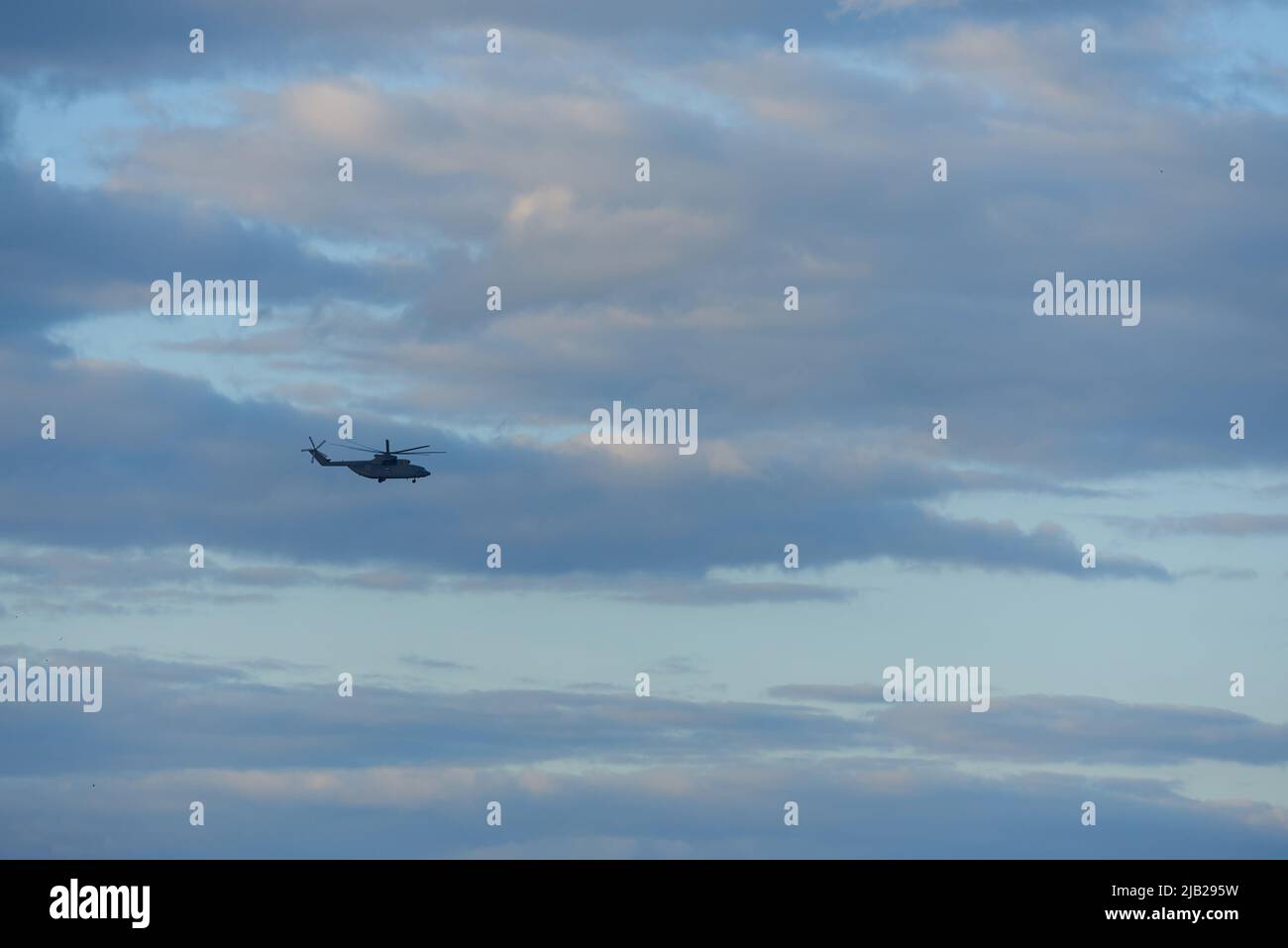 Russischer Militärhubschrauber am Abendhimmel mit Wolken Stockfoto