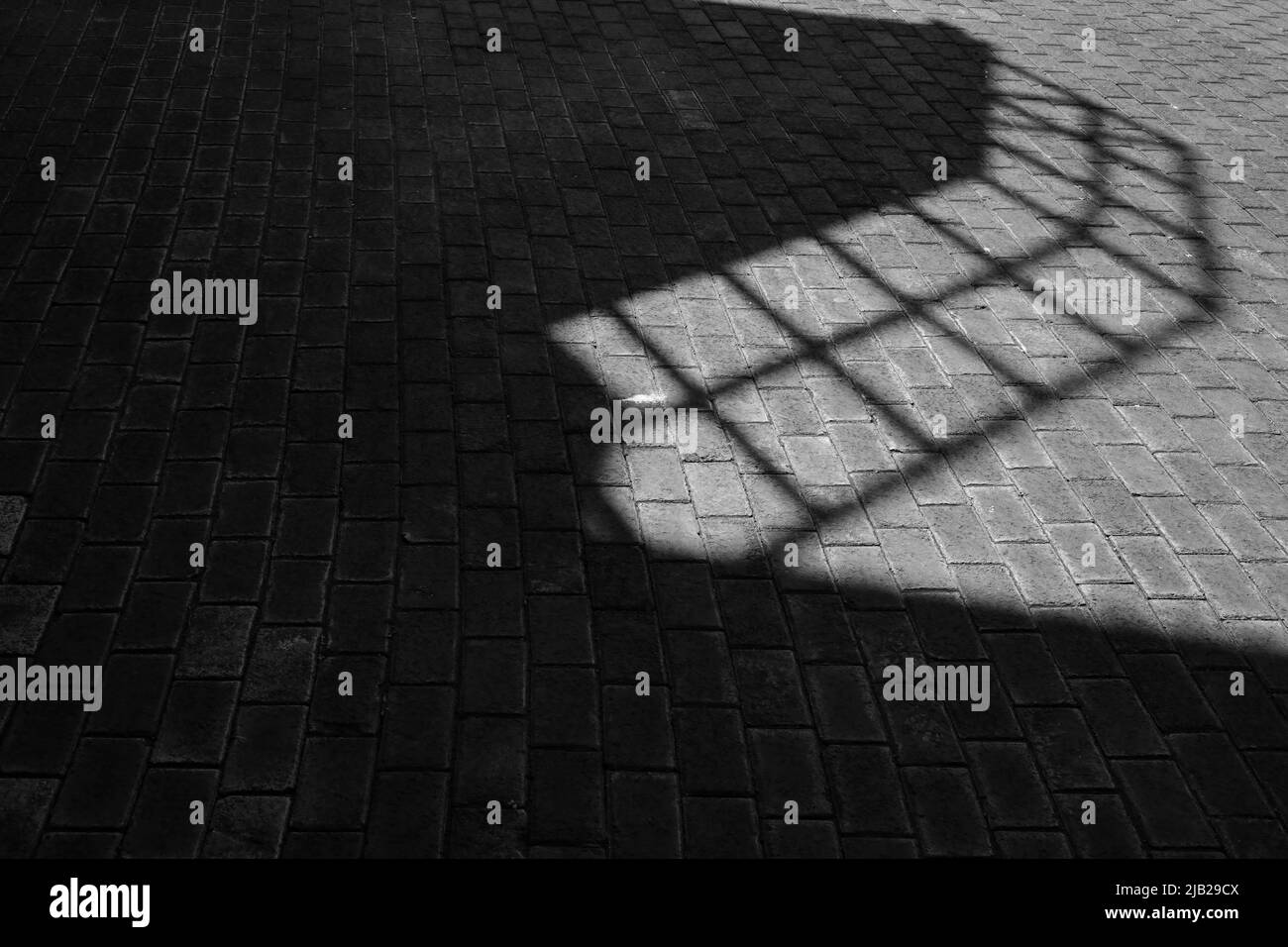 Schwarz-weiße Asphaltstruktur mit Schatten Stockfoto