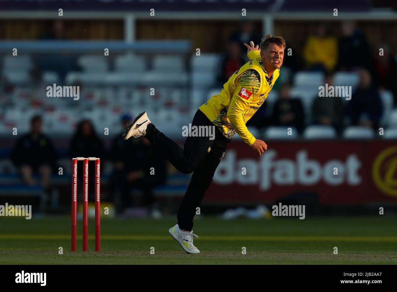 CHESTER LE STREET, GROSSBRITANNIEN. JUNI 1. Scott Borthwick von Durham bowelt während des Charlotte Edwards Cup-Spiels zwischen Northern Diamonds und Loughborough Lightning am Mittwoch, dem 1.. Juni 2022, im Seat Unique Riverside, Chester le Street. (Quelle: Will Matthews | MI News) Stockfoto