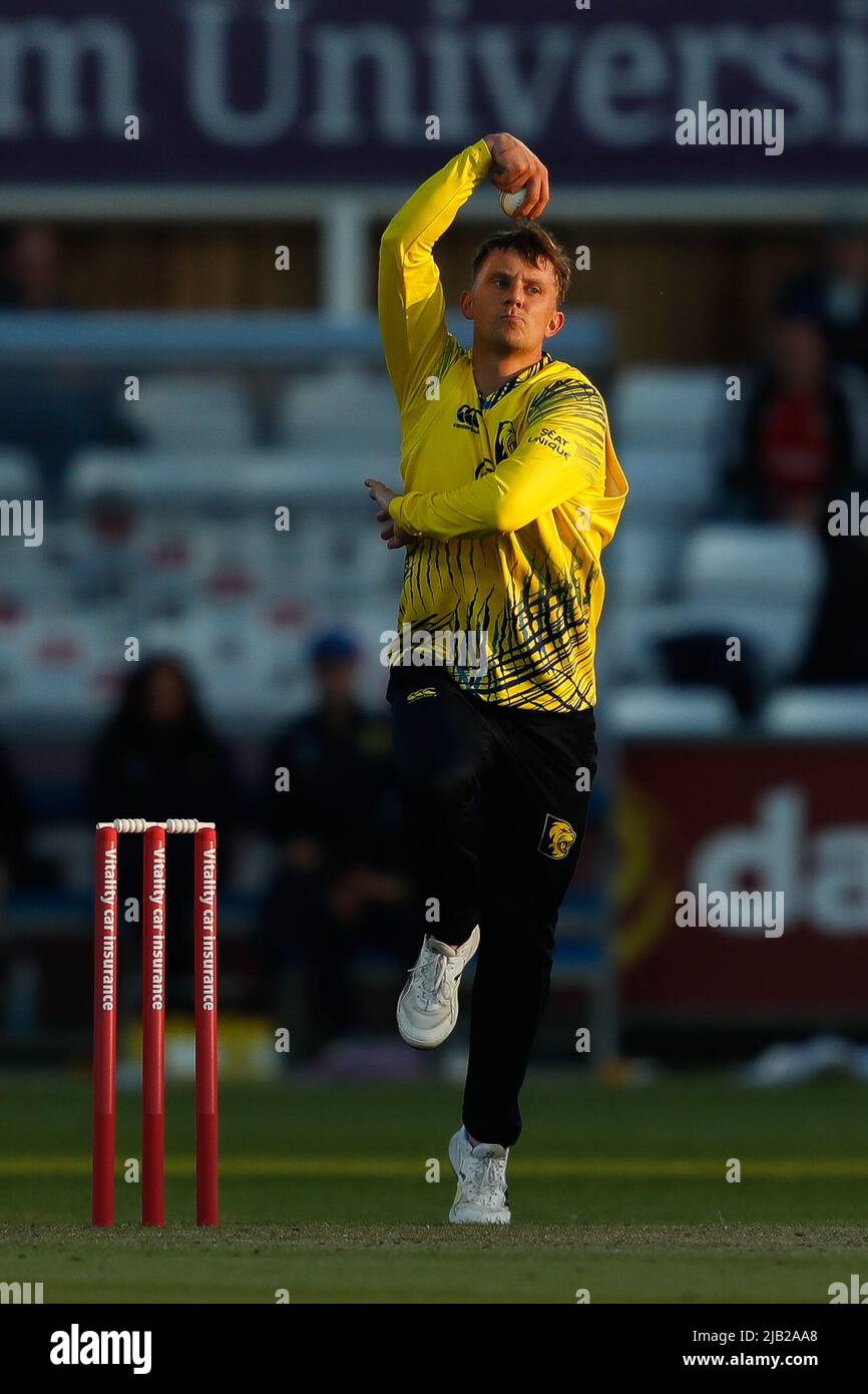 CHESTER LE STREET, GROSSBRITANNIEN. JUNI 1. Scott Borthwick von Durham bowelt während des Charlotte Edwards Cup-Spiels zwischen Northern Diamonds und Loughborough Lightning am Mittwoch, dem 1.. Juni 2022, im Seat Unique Riverside, Chester le Street. (Quelle: Will Matthews | MI News) Stockfoto