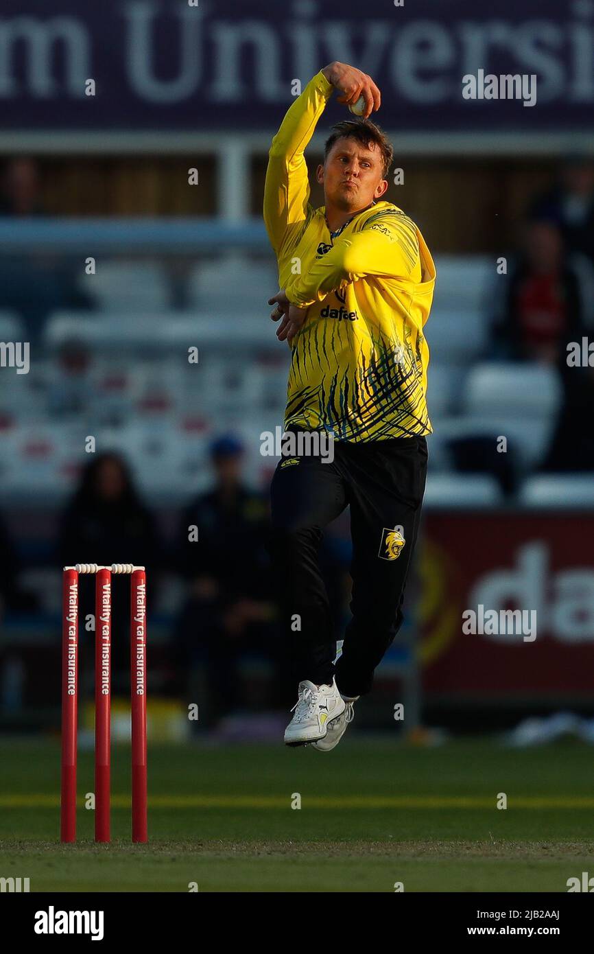 CHESTER LE STREET, GROSSBRITANNIEN. JUNI 1. Scott Borthwick von Durham bowelt während des Charlotte Edwards Cup-Spiels zwischen Northern Diamonds und Loughborough Lightning am Mittwoch, dem 1.. Juni 2022, im Seat Unique Riverside, Chester le Street. (Quelle: Will Matthews | MI News) Stockfoto