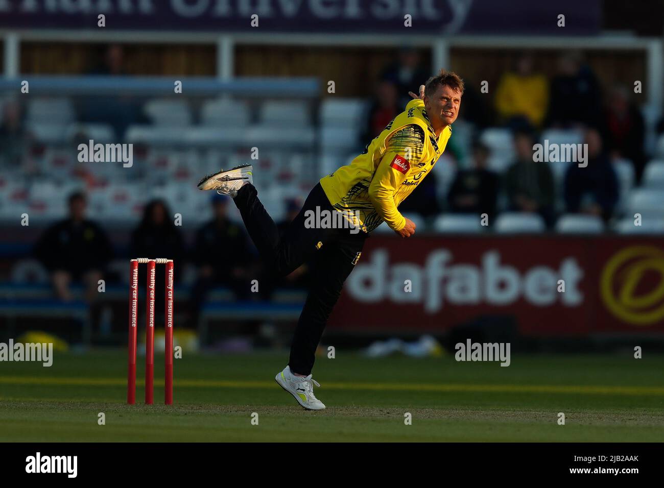 CHESTER LE STREET, GROSSBRITANNIEN. JUNI 1. Scott Borthwick von Durham bowelt während des Charlotte Edwards Cup-Spiels zwischen Northern Diamonds und Loughborough Lightning am Mittwoch, dem 1.. Juni 2022, im Seat Unique Riverside, Chester le Street. (Quelle: Will Matthews | MI News) Stockfoto