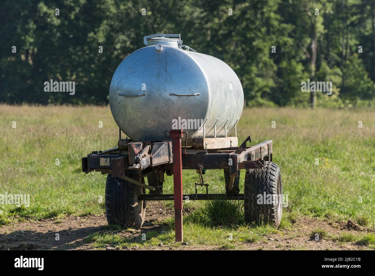 Metallischer Wasserbehälter, Versorgung von Viehbeständen auf einem Feld auf dem Land in Deutschland, Europa Stockfoto