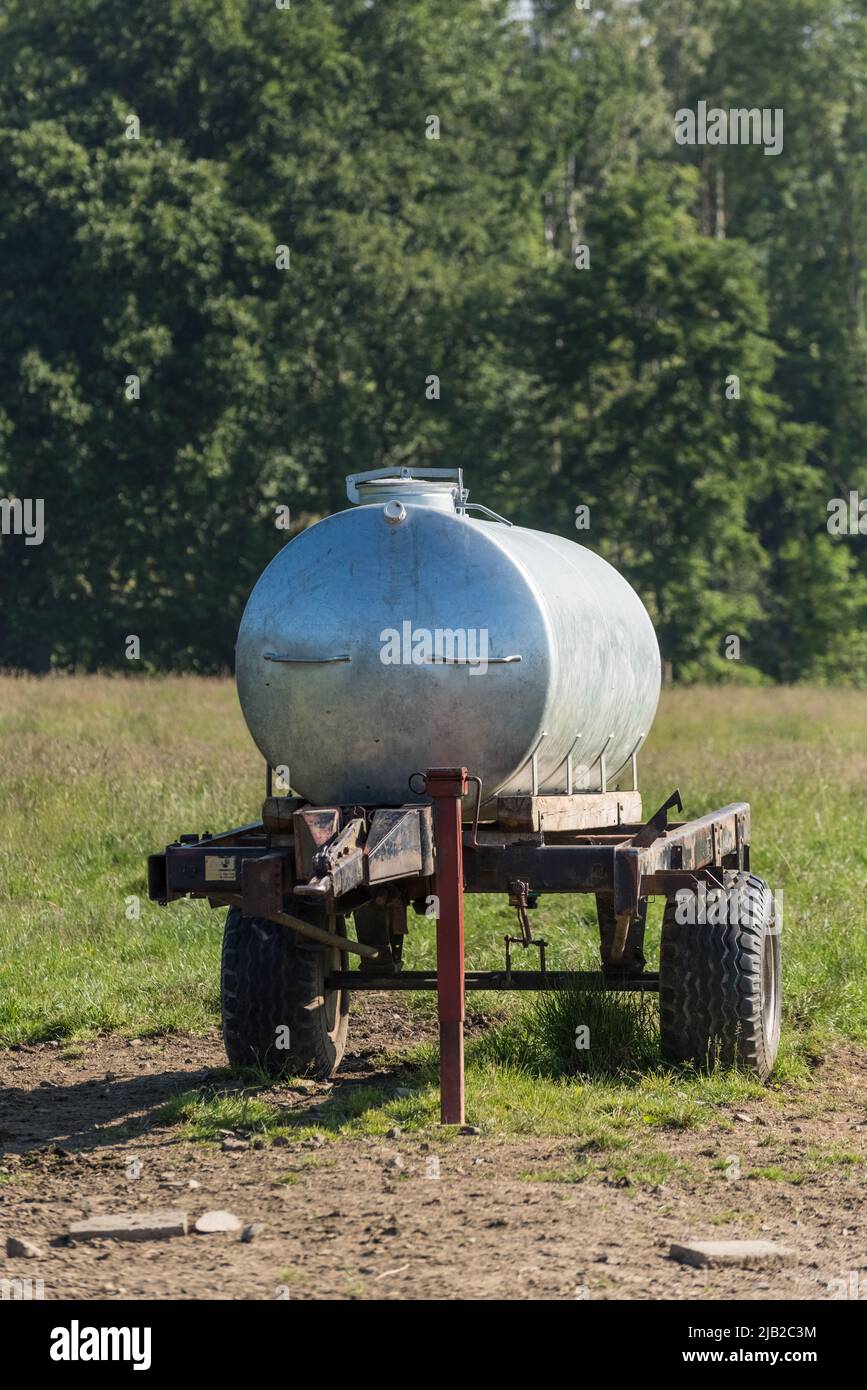 Metallischer Wasserbehälter, Versorgung von Viehbeständen auf einem Feld auf dem Land in Deutschland, Europa Stockfoto