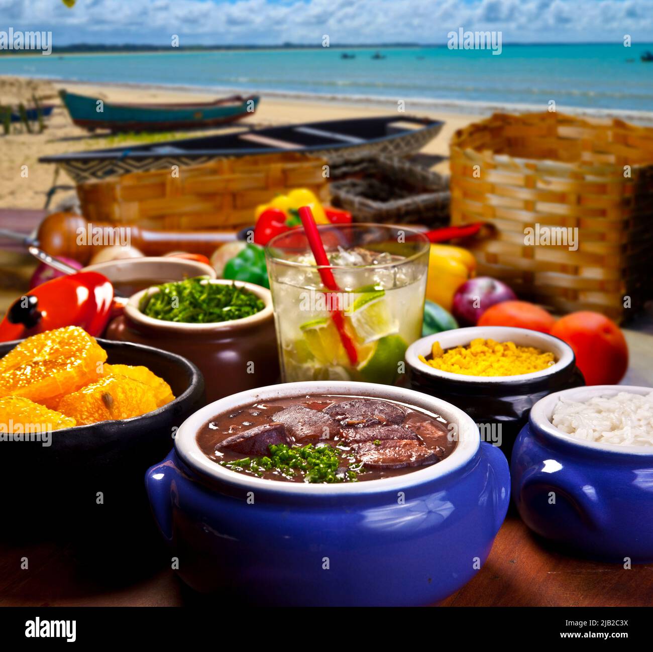 Traditionelles brasilianisches Essen, Feijoada genannt. Schwarze Bohnen mit Schweinefleisch, am Strand Stockfoto