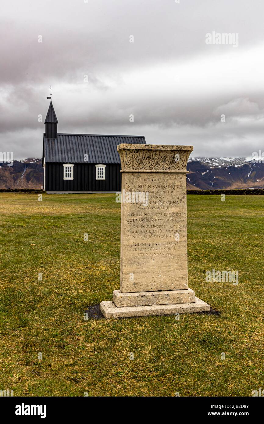 Die kleine Holzkirche Búðakirkja (Island) stammt aus dem 19.. Jahrhundert und liegt in einem landschaftlich reizvollen Naturgebiet mit einem Lavafeld. Die Kirche wurde trotz des Klerus-Dekrets von Steinunn Sveinsdottir, die ihre letzte Ruhestätte auf dem Friedhof fand, erhalten Stockfoto