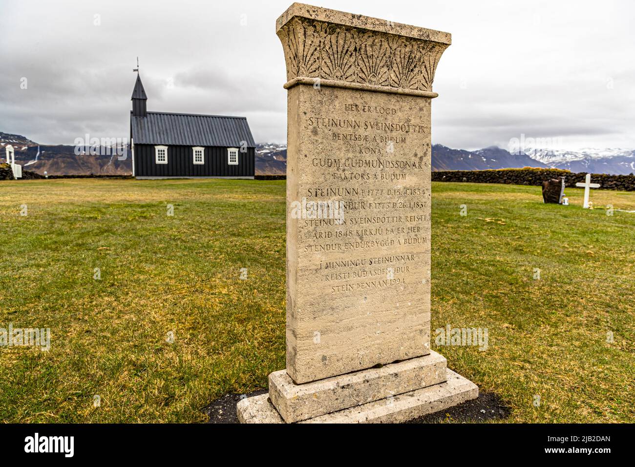 Die kleine Holzkirche Búðakirkja (Island) stammt aus dem 19.. Jahrhundert und liegt in einem landschaftlich reizvollen Naturgebiet mit einem Lavafeld. Die Kirche wurde trotz des Klerus-Dekrets von Steinunn Sveinsdottir, die ihre letzte Ruhestätte auf dem Friedhof fand, erhalten Stockfoto
