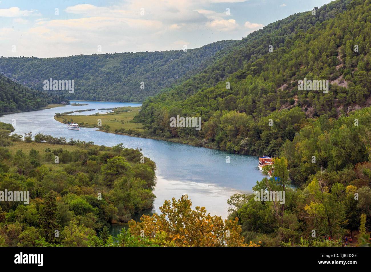 KROATIEN - 9. SEPTEMBER 2016: Dies ist das nationale Naturreservat Krka mit Vergnügungsbooten auf dem Fluss Krka. Stockfoto KROATIEN - 9. SEPTEMBER 2016: Dies ist das nationale Naturreservat Krka mit Vergnügungsbooten auf dem Fluss Krka. Stockfoto