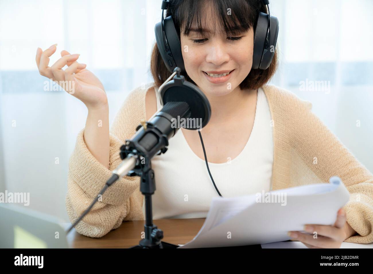 Asiatische weibliche Radio-Host streamen sprechen über Audio-Podcast online zu Hause Stockfoto