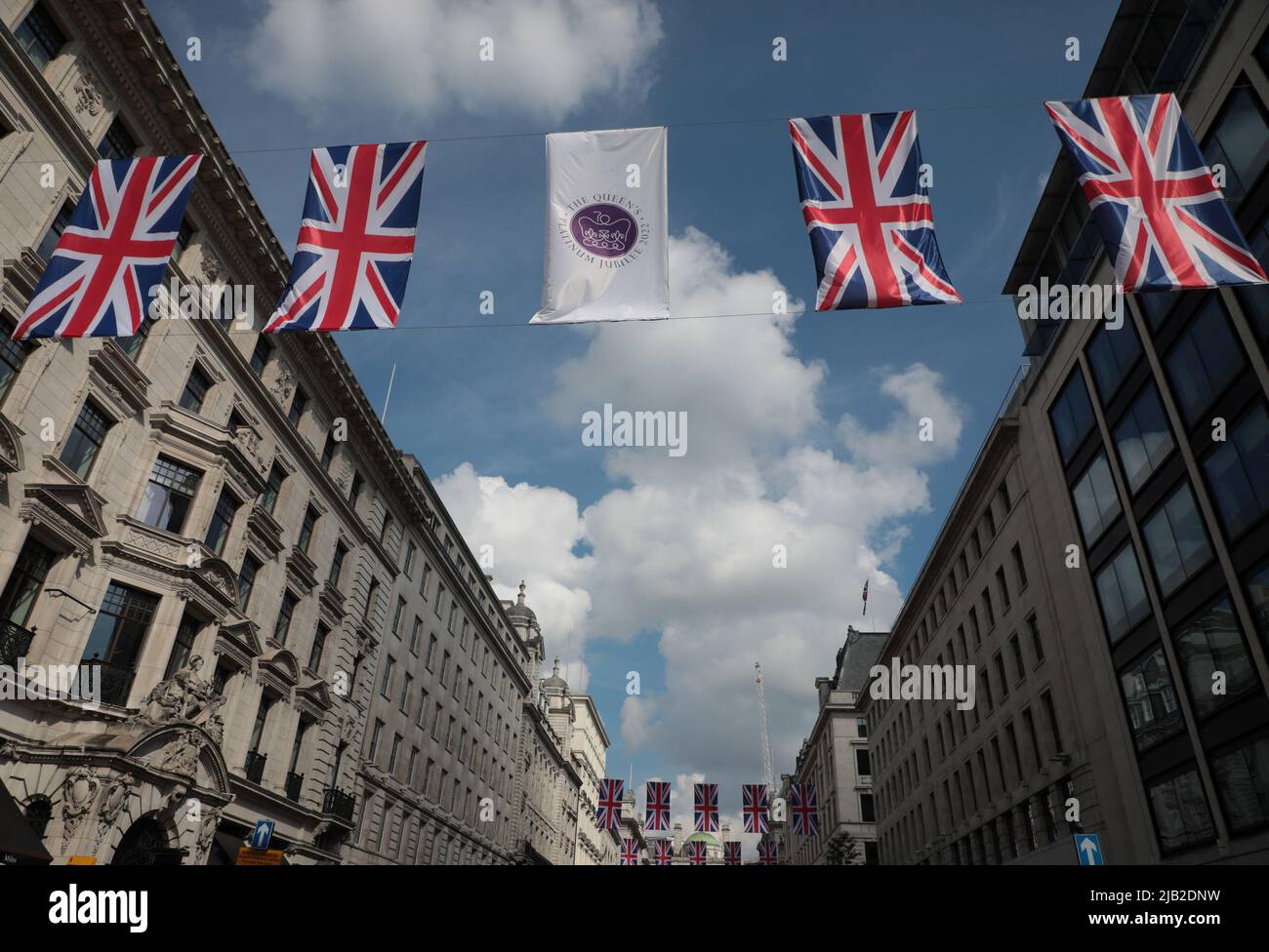 London, Großbritannien. 02.. Juni 2022. Die Straßen Londons sind mit Union Jack-Flaggen geschmückt, um das Platin-Jubiläum zu beginnen, das 70 Jahre Ihrer Majestät Königin Elizabeth 11 auf dem Thron am Donnerstag, den 02. Juni 2022, zu feiern.im ganzen Land finden Feierlichkeiten zur Feier der Königin statt. Foto von Hugo Philpott/UPI Credit: UPI/Alamy Live News Stockfoto