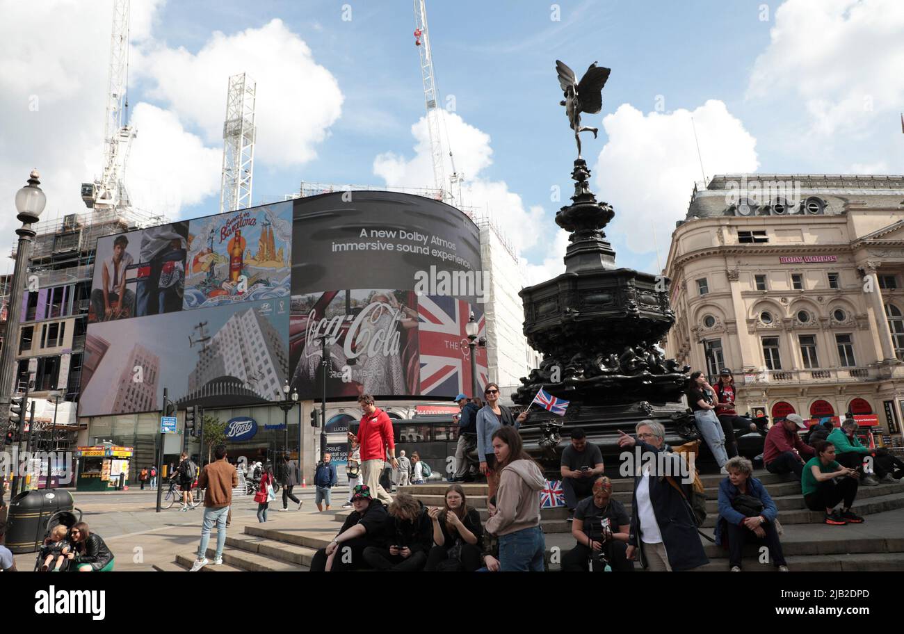 London, Großbritannien. 02.. Juni 2022. Die Straßen Londons sind mit Union Jack-Flaggen geschmückt, um das Platin-Jubiläum zu beginnen, das 70 Jahre Ihrer Majestät Königin Elizabeth 11 auf dem Thron am Donnerstag, den 02. Juni 2022, zu feiern.im ganzen Land finden Feierlichkeiten zur Feier der Königin statt. Foto von Hugo Philpott/UPI Credit: UPI/Alamy Live News Stockfoto