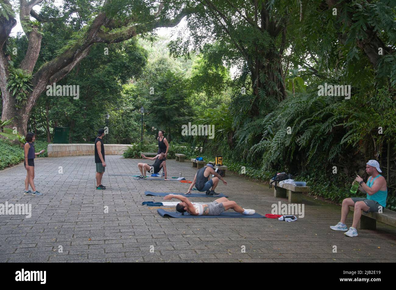 Trainieren Sie in der Gruppe im Fort Canning Park, Singapur Stockfoto