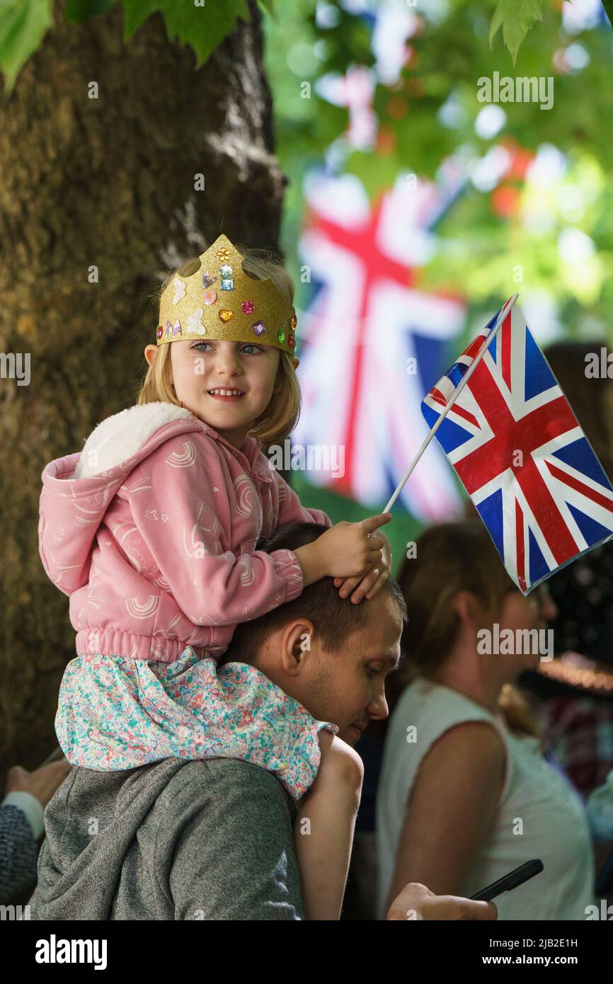 LONDON - 2. JUNI: Ein junges Mädchen in einer Papierkrone beobachtet die Trooping the Color Zeremonie am 2. Juni 2022 im Zentrum von London. Kredit: David Levenson/Alamy Live Nachrichten Stockfoto