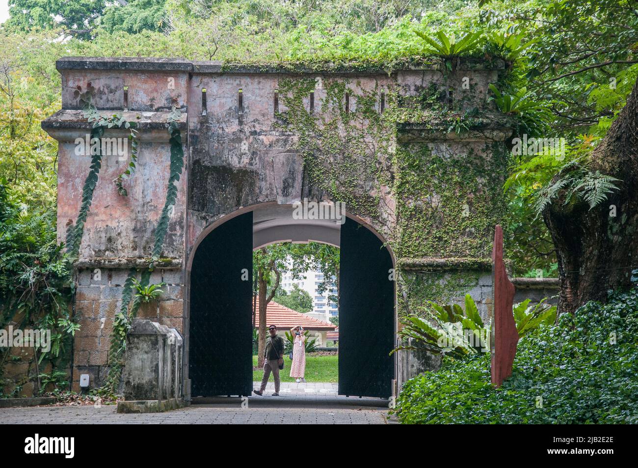 Überlebendes Tor des ursprünglichen britischen Forts im Fort Canning Park, Singapur Stockfoto