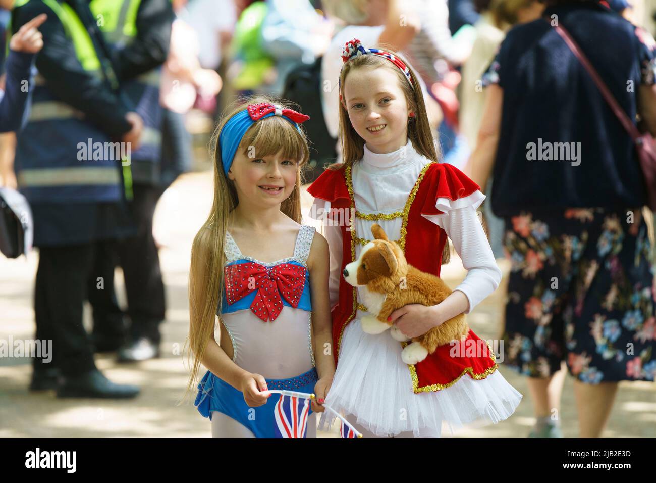 LONDON - 2. JUNI: Zwei junge Mädchen in Kostüm sehen sich die Zeremonie der Trooping the Colour am 2. Juni 2022 im Zentrum von London an. Kredit: David Levenson/Alamy Live Nachrichten Stockfoto