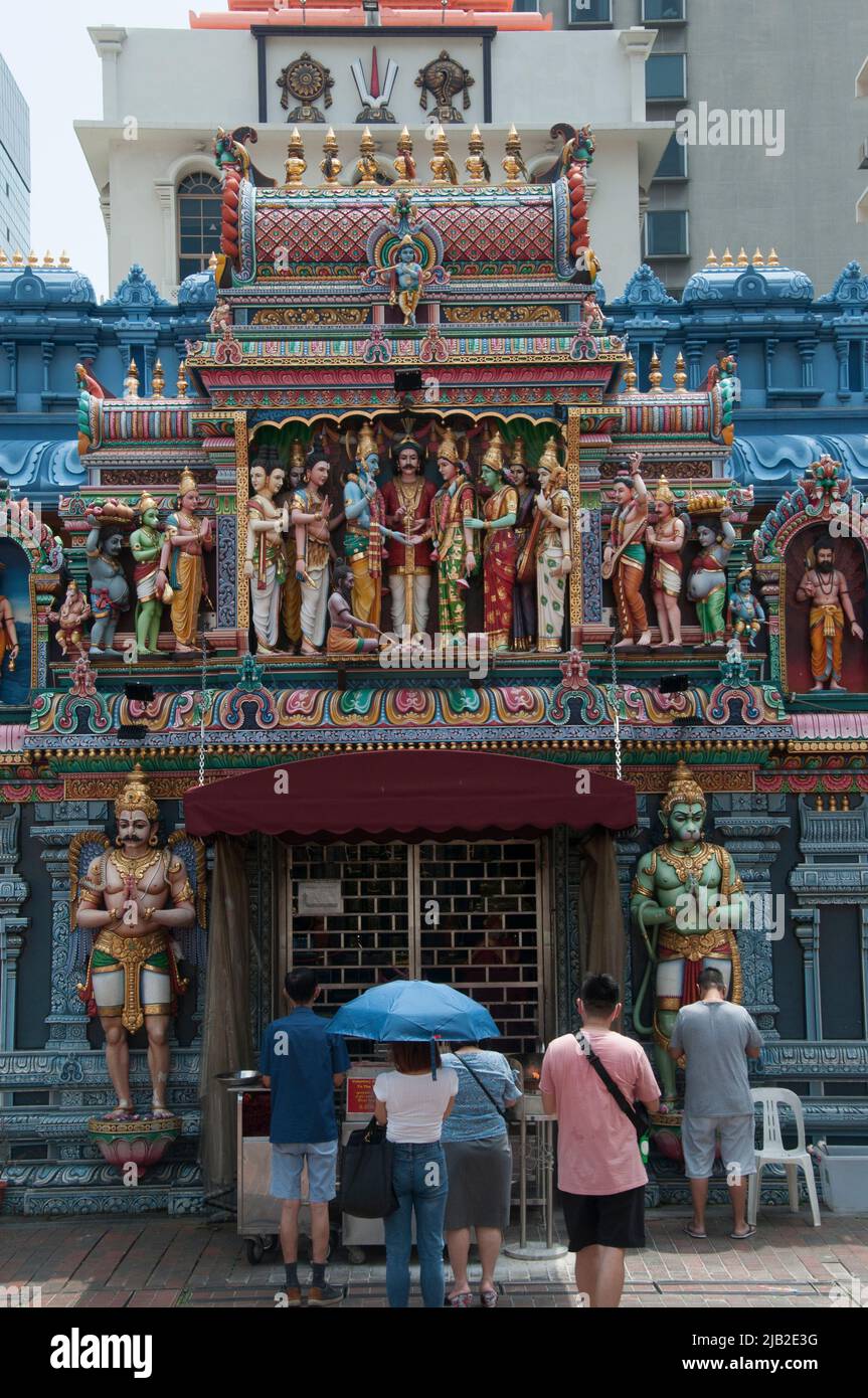 Der Sri Krishnan Hindu-Tempel in der Waterloo Street, Singapur, steht neben dem Kwan im Chinese Temple. Viele Anhänger der einen oder anderen beten auch am anderen an. Stockfoto