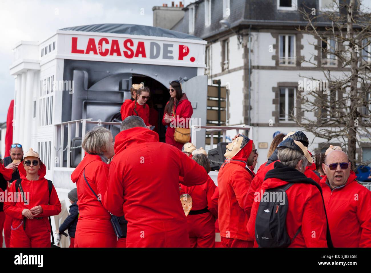 Landerneau, Frankreich - April 03 2022: La casa de papel Themenwagen des Carnaval de la Lune Etoilée. Stockfoto