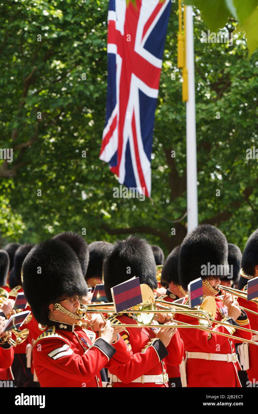 LONDON - 2. JUNI: Die Band der Irish Guards, auf der Mall, bei der Trooping the Color Zeremonie am 2. Juni 2022 im Zentrum von London. Foto von David Levenson Credit: David Levenson/Alamy Live News Stockfoto