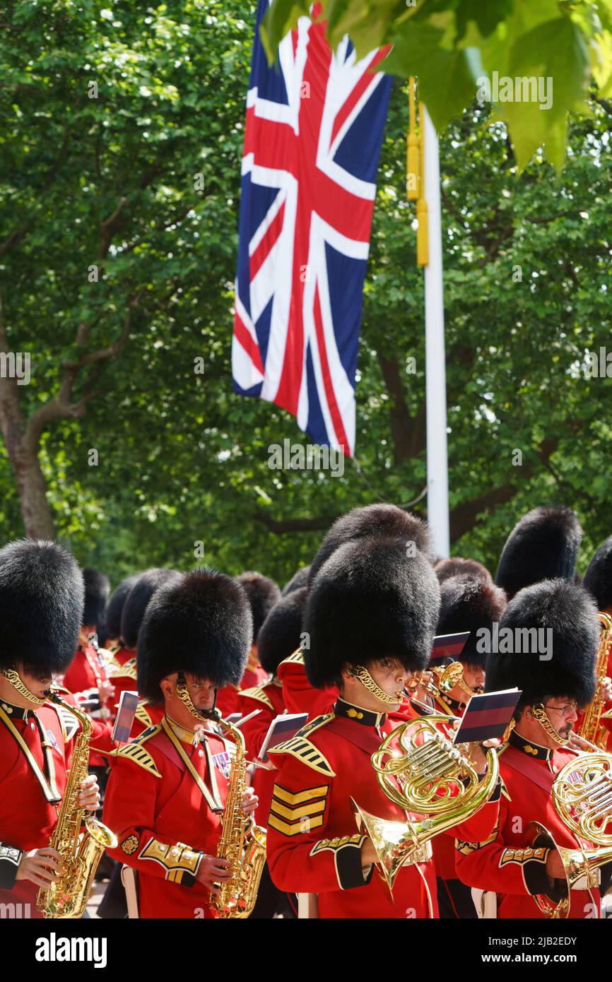 LONDON - 2. JUNI: Die Band der Irish Guards, auf der Mall, bei der Trooping the Color Zeremonie am 2. Juni 2022 im Zentrum von London. Foto von David Levenson Credit: David Levenson/Alamy Live News Stockfoto