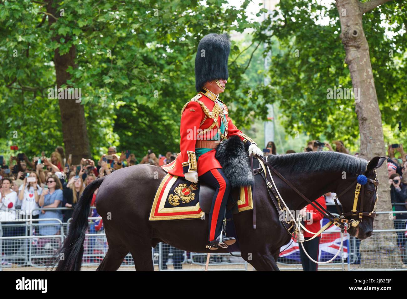 LONDON - 2. JUNI: Prinz Charles, der Prinz von Wales, fährt die Mall entlang, bei der Trooping the Color Zeremonie am 2. Juni 2022 im Zentrum von London. Foto von David Levenson Credit: David Levenson/Alamy Live News Stockfoto