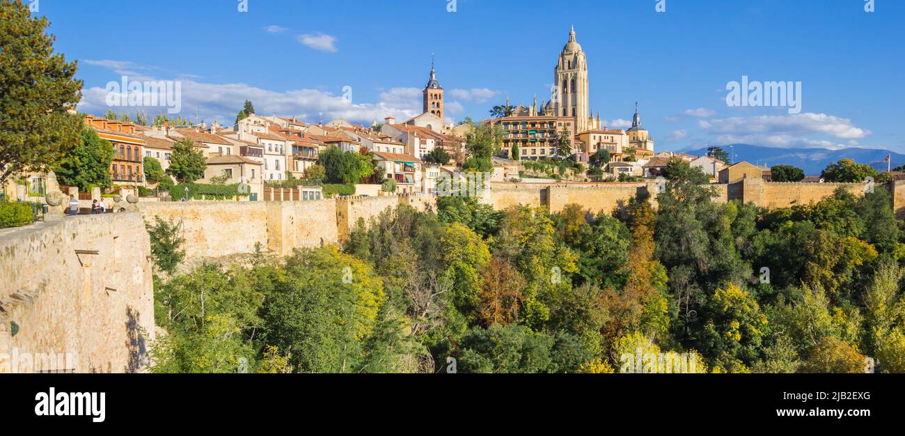 Panorama der Stadtmauer und der Kathedrale in der Skyline von Segovia, Spanien Stockfoto