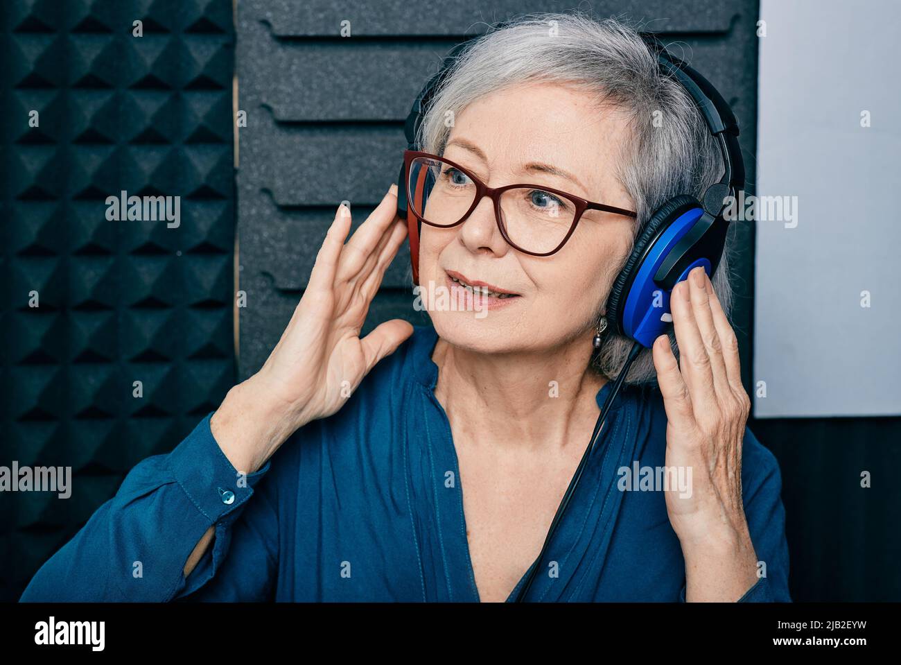 Hörtest bei einer älteren Frau. Grauhaarige reife Frau während der Höruntersuchung und Audiometrie in der Hörklinik Stockfoto