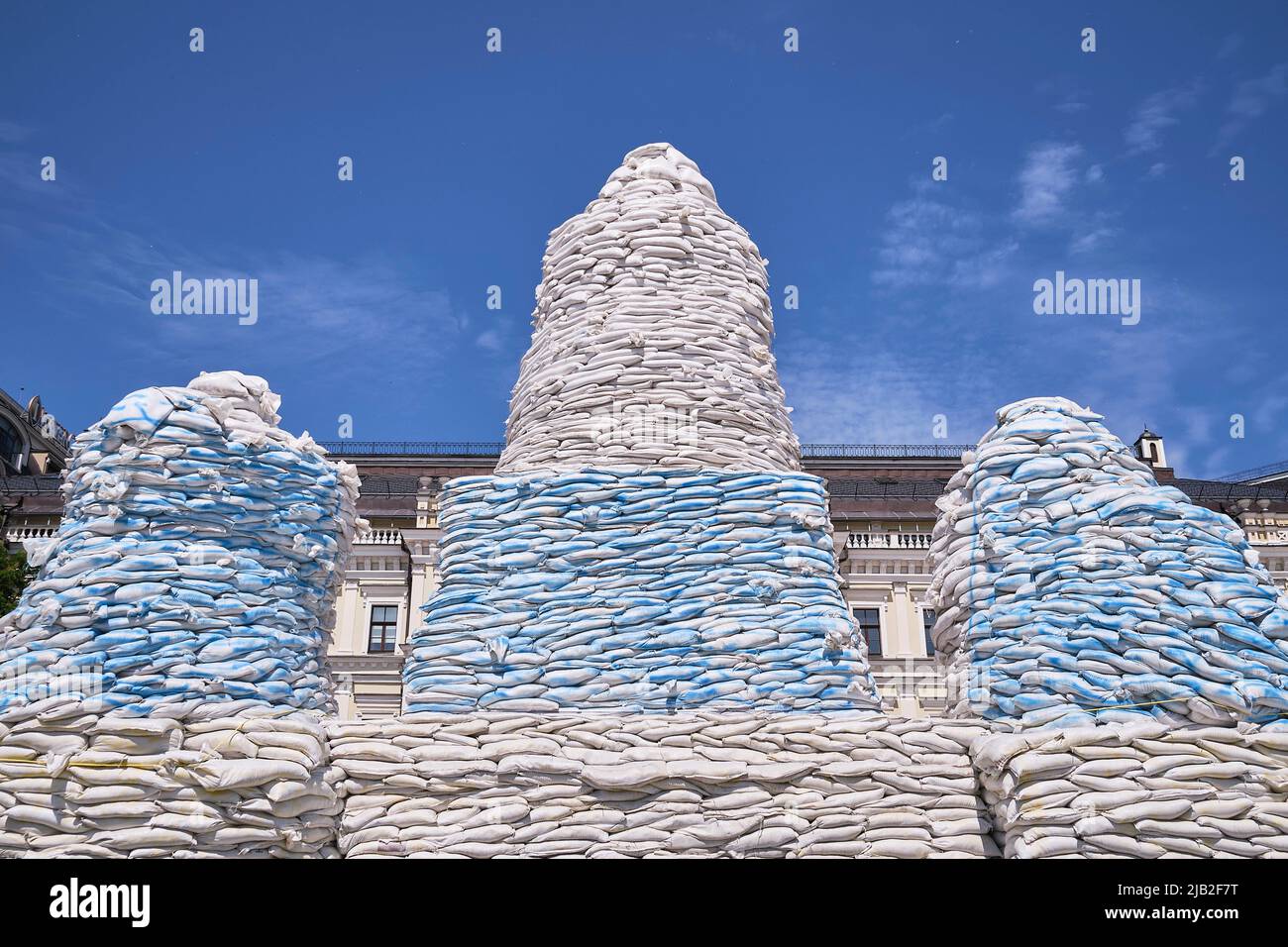 Kiew, Ukraine. 01.. Juni 2022. Viele wertvolle Denkmäler sind mit Sandsäcken geschützt, um Schäden bei russischen Angriffen zu verhindern. Während die Stadt Kiew versucht, zur Normalität zurückzukehren, erinnern die Straßen daran, dass der Krieg immer noch wütet. Kredit: SOPA Images Limited/Alamy Live Nachrichten Stockfoto