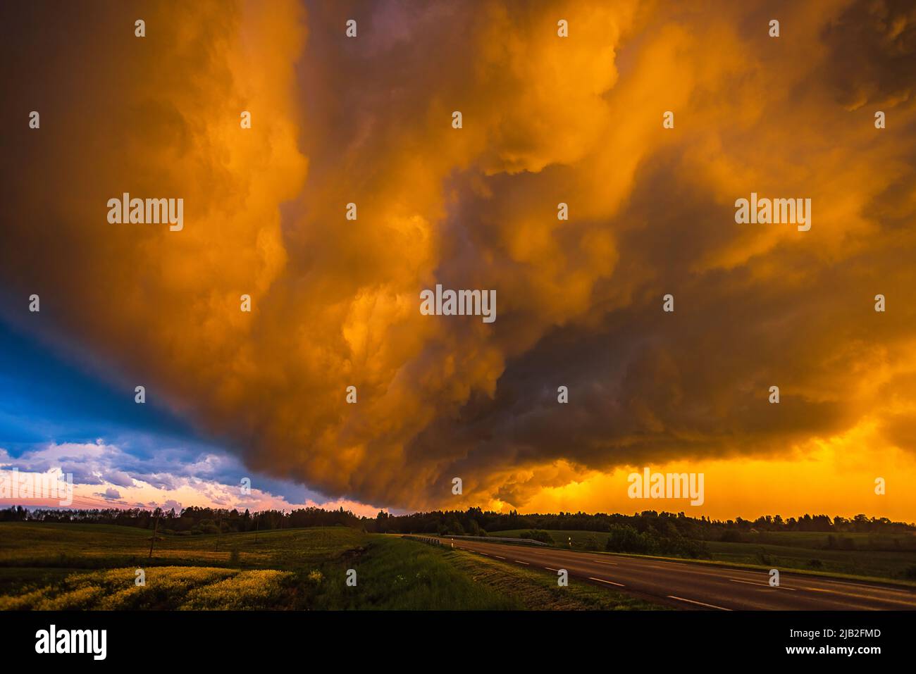 Sturmwolke im Abendlicht, Schelfwolke mit dramatischem Licht Stockfoto