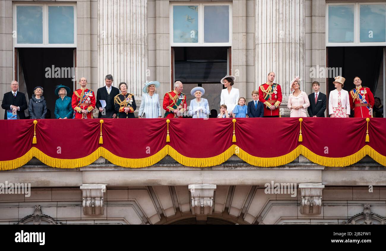 (Von links nach rechts) der Herzog von Gloucester, die Herzogin von Gloucester, Prinzessin Alexandra, Herzog von Kent, Vizeadmiral Sir Tim Laurence , die Prinzessin Royal, die Herzogin von Cornwall, der Prinz von Wales, Königin Elizabeth II, die Herzogin von Cambridge, Prinzessin Charlotte, Prinz Louis, Prinz George, Der Herzog von Cambridge, die Gräfin von Wessex, James Viscount Severn, Lady Louise Windsor und der Graf von Wessex auf dem Balkon des Buckingham Palace, um den Platinum Jubilee-Flipper am ersten Tag der Platinum Jubilee-Feierlichkeiten zu sehen. Bilddatum: Donnerstag, 2. Juni 2022. Stockfoto