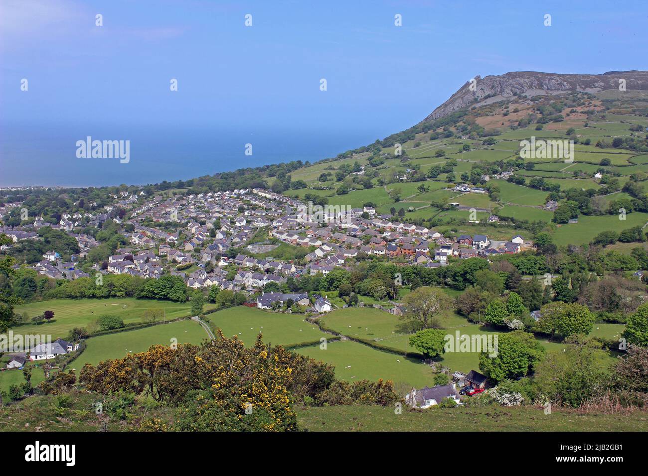 Llanfairfechan mit Penmaenmawr Mountain in der Ferne, Wales, Großbritannien Stockfoto