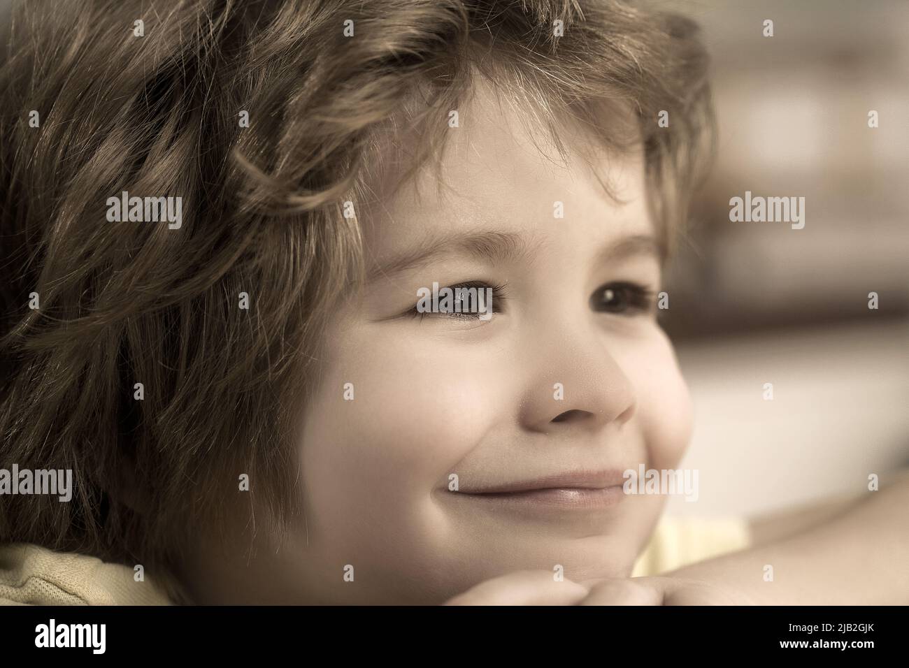 Porträt eines niedlichen kleinen Jungen lächelnd. Stockfoto