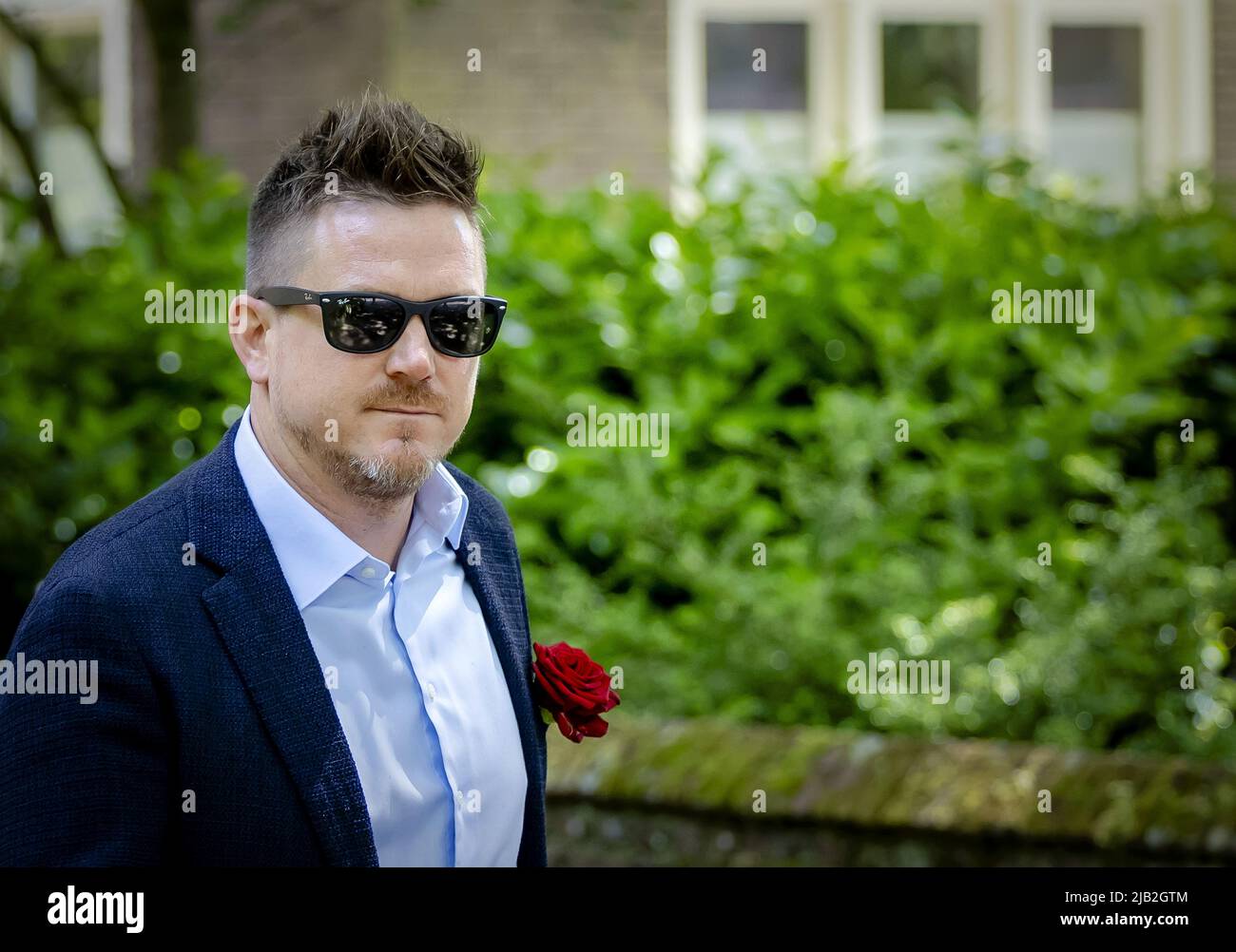 2022-06-02 13:15:31 LAREN - Johnny de Mol geht nach der Beerdigung von Willibrord Frequin aus der St. John's Basilica hinaus. Frequin starb im Alter von 80 Jahren an den Auswirkungen von Parkinson. ANP ROBIN VAN LONKHUIJSEN niederlande Out - belgien Out Stockfoto