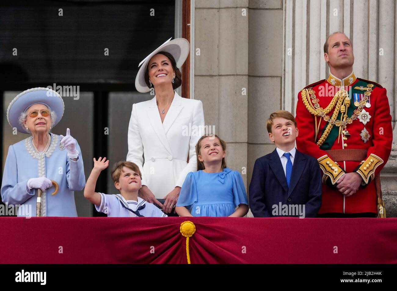 (Von links nach rechts) Königin Elizabeth II., Prinz Louis, die Herzogin von Cambridge, Prinzessin Charlotte, Prinz George und der Herzog von Cambridge auf dem Balkon des Buckingham Palace, um den Platinum Jubilee-Flypast zu sehen, während die Königin ihren offiziellen Geburtstag am ersten Tag der Platinum Jubilee-Feierlichkeiten feiert. Bilddatum: Donnerstag, 2. Juni 2022. Stockfoto