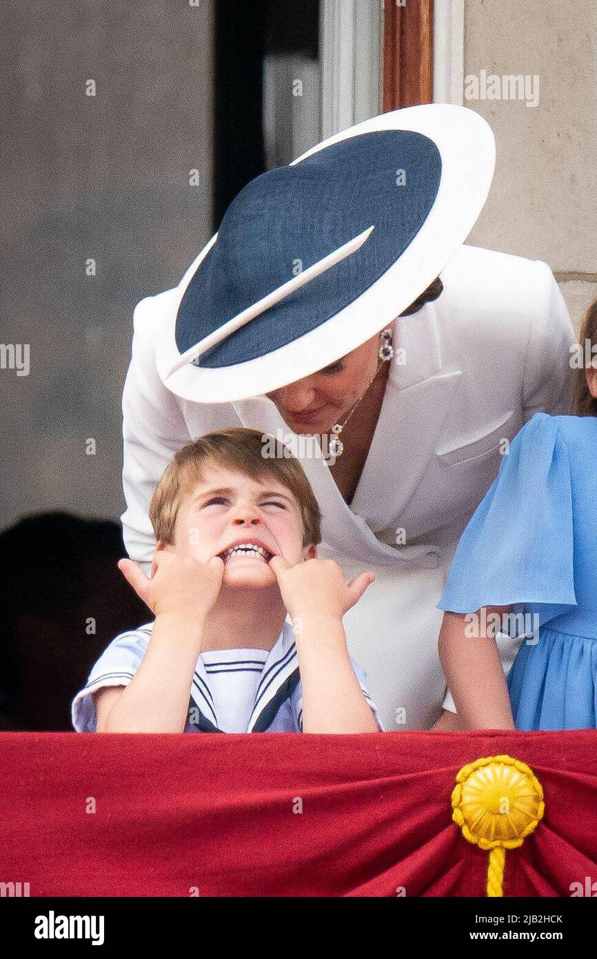 Die Herzogin von Cambridge spricht mit Prinz Louis, während er ein Gesicht auf dem Balkon des Buckingham Palace zieht, um den Platinum Jubilee-Flipper am ersten Tag der Platinum Jubilee-Feierlichkeiten zu sehen. Bilddatum: Donnerstag, 2. Juni 2022. Stockfoto